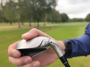 Golfclub in der Hand gehalten