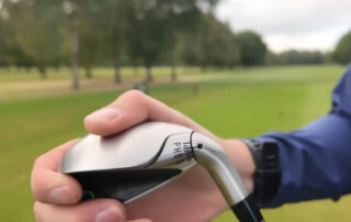 Golfclub in der Hand gehalten